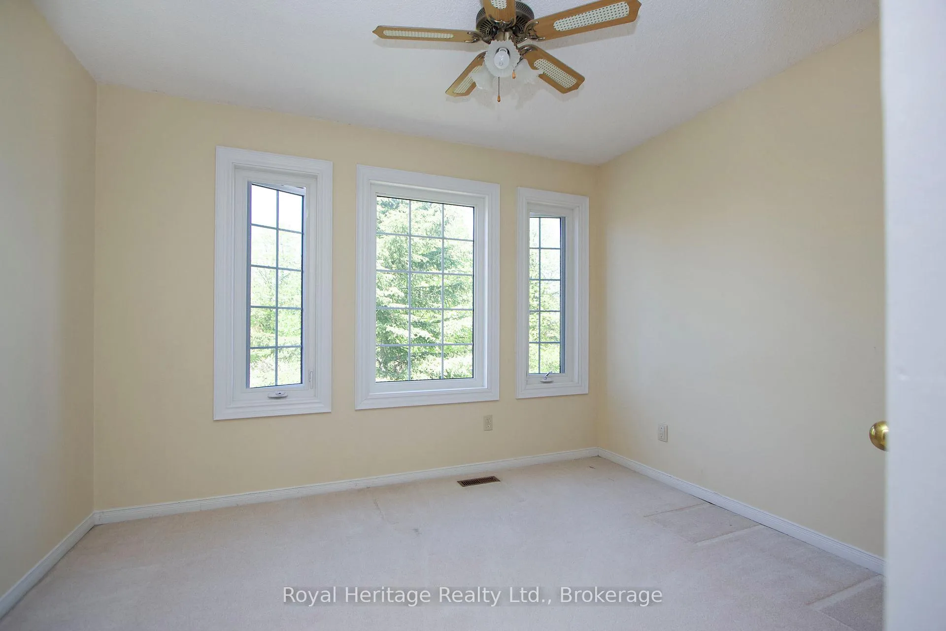 Photo 15 of 27 Furrow Drive, Whitby, Rolling Acres — HOMEH