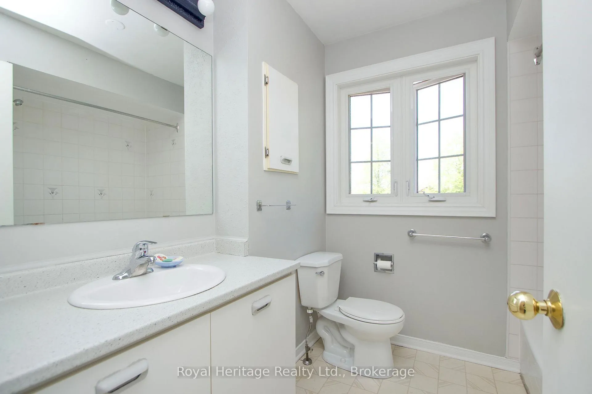 Photo 16 of 27 Furrow Drive, Whitby, Rolling Acres — HOMEH
