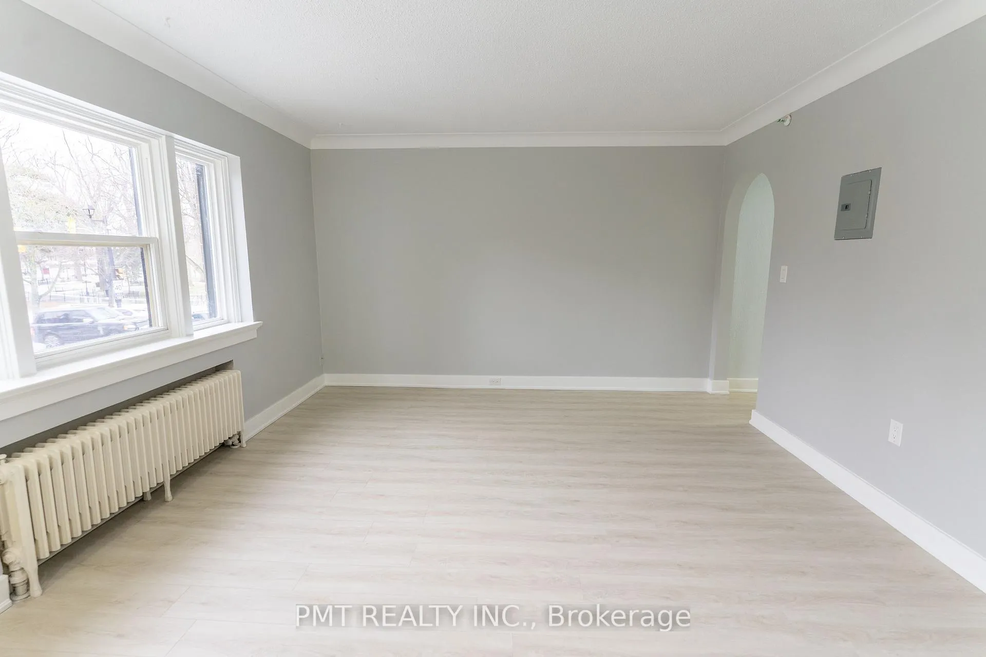 Photo 3 of Unit 4, 8 Wellington Street W, Brampton, Downtown Brampton — HOMEH
