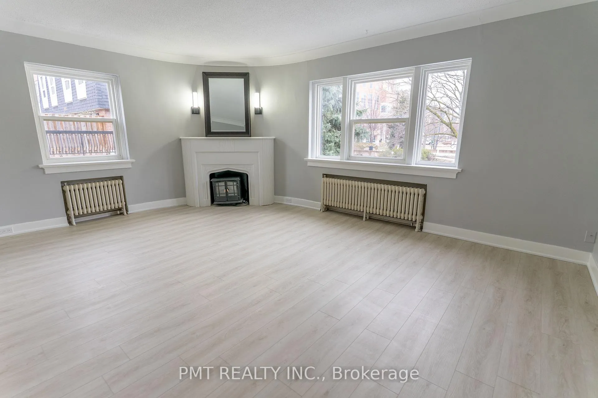 Photo 4 of Unit 4, 8 Wellington Street W, Brampton, Downtown Brampton — HOMEH
