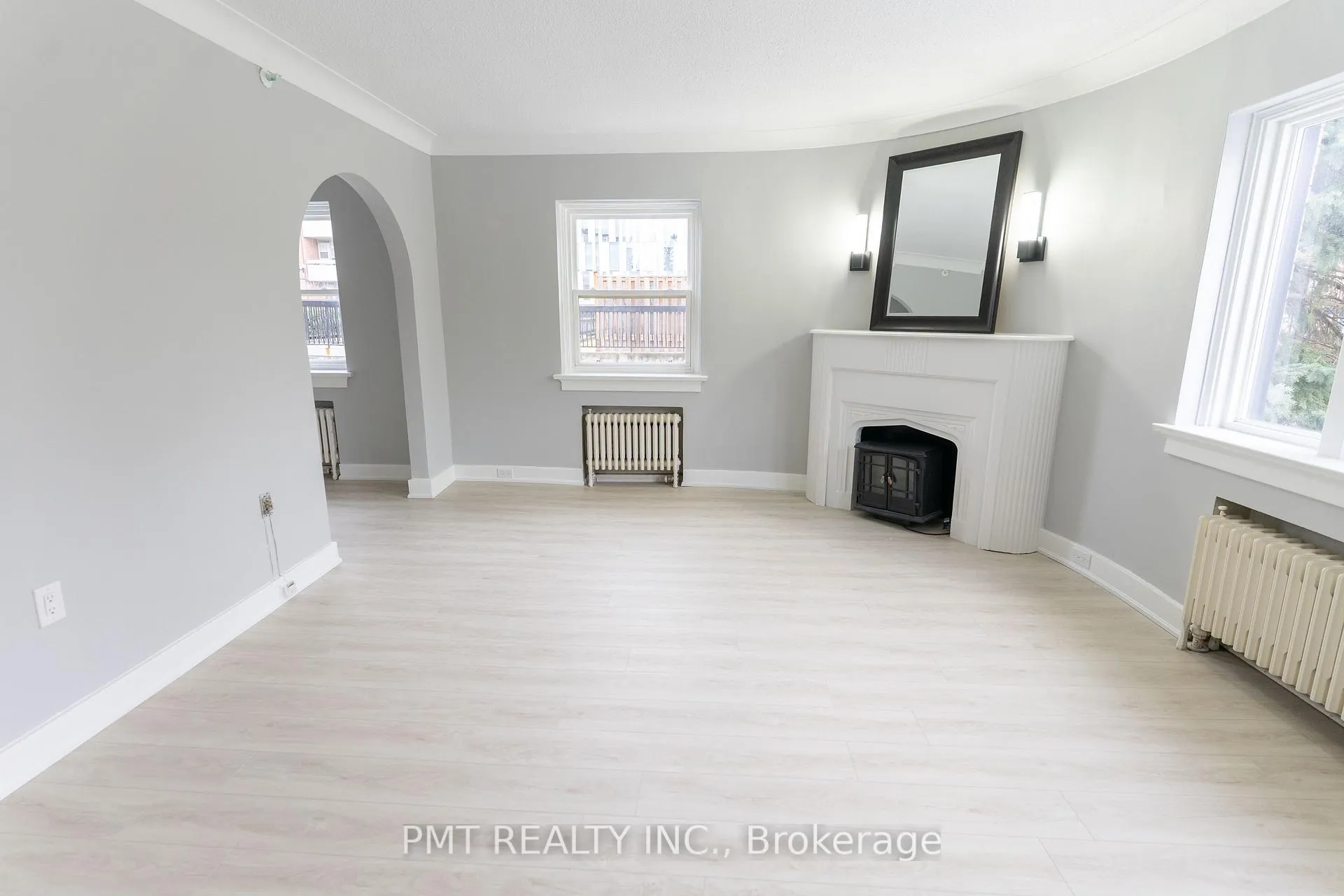 Photo 5 of Unit 4, 8 Wellington Street W, Brampton, Downtown Brampton — HOMEH