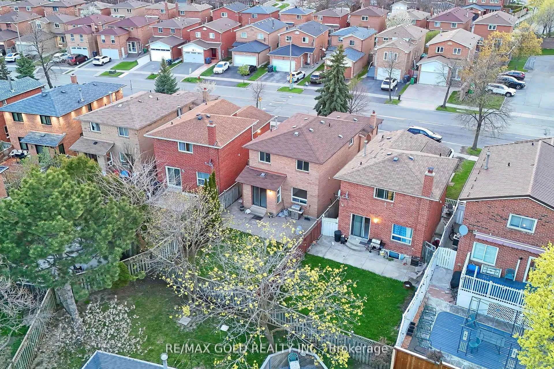 Photo 2 of 211 Wexford Road, Brampton, Heart Lake West — HOMEH