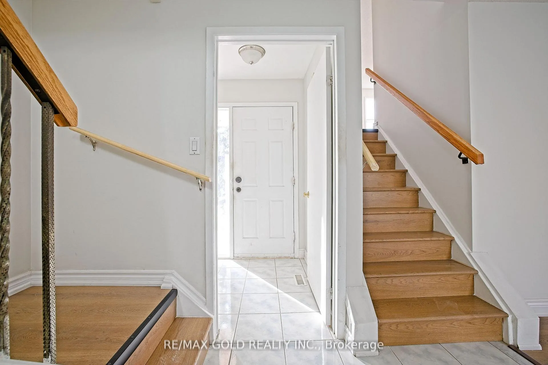 Photo 4 of 211 Wexford Road, Brampton, Heart Lake West — HOMEH