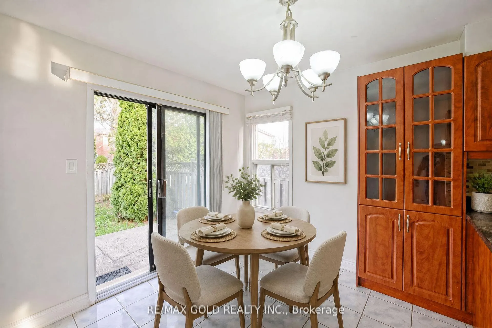 Photo 5 of 211 Wexford Road, Brampton, Heart Lake West — HOMEH