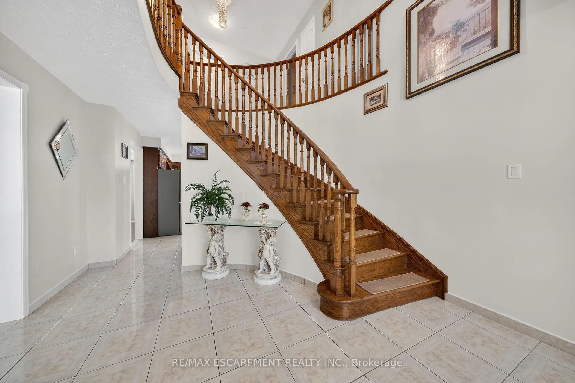 Photo 5 of 10 Skye Court, Hamilton, Stoney Creek — HOMEH