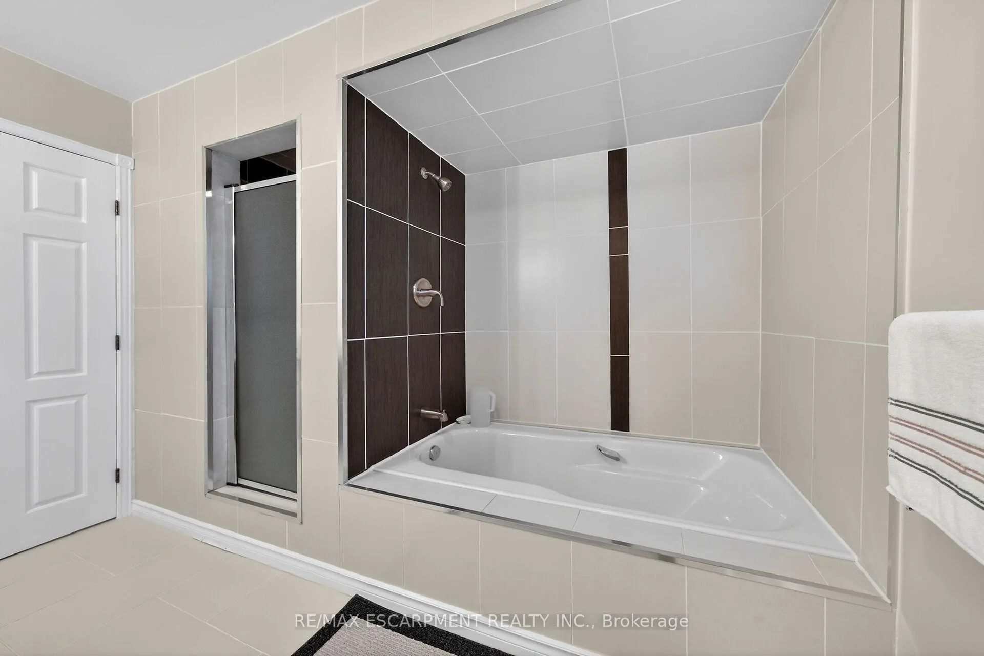 Photo 25 of 10 Skye Court, Hamilton, Stoney Creek — HOMEH