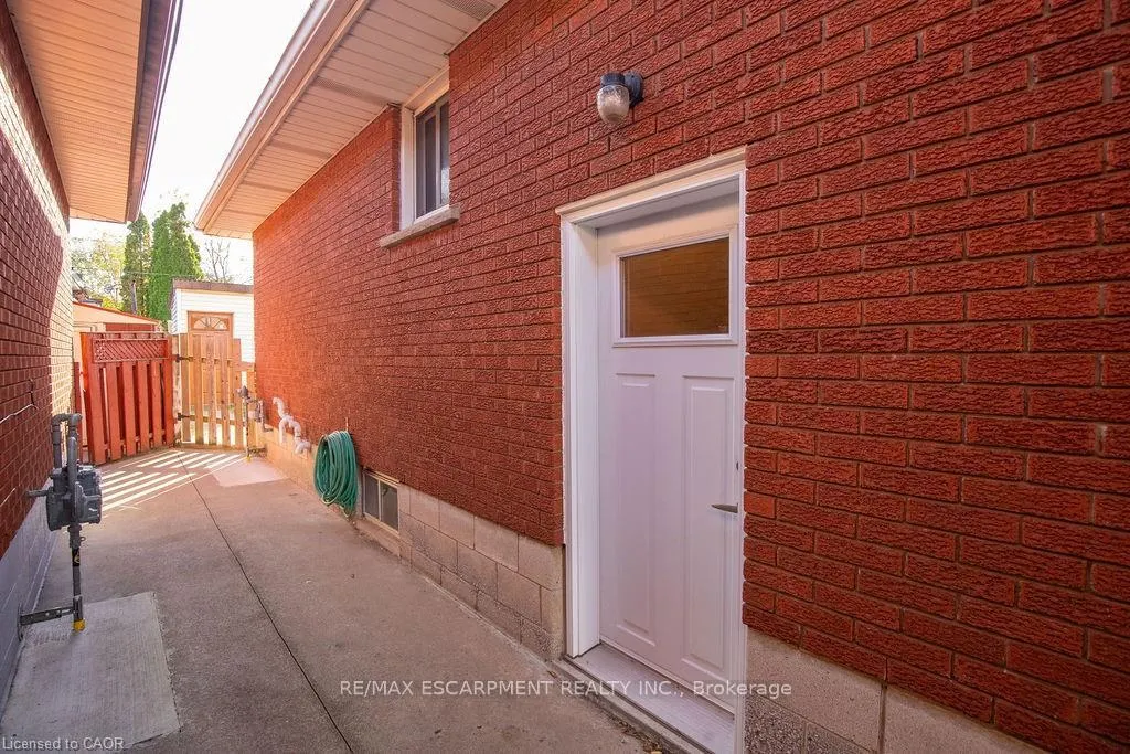 Photo 4 of 313 Barton Street W, Hamilton, Strathcona — HOMEH