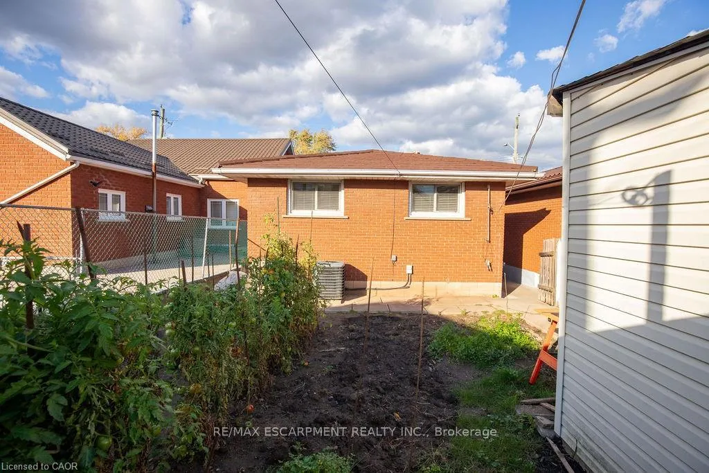 Photo 5 of 313 Barton Street W, Hamilton, Strathcona — HOMEH