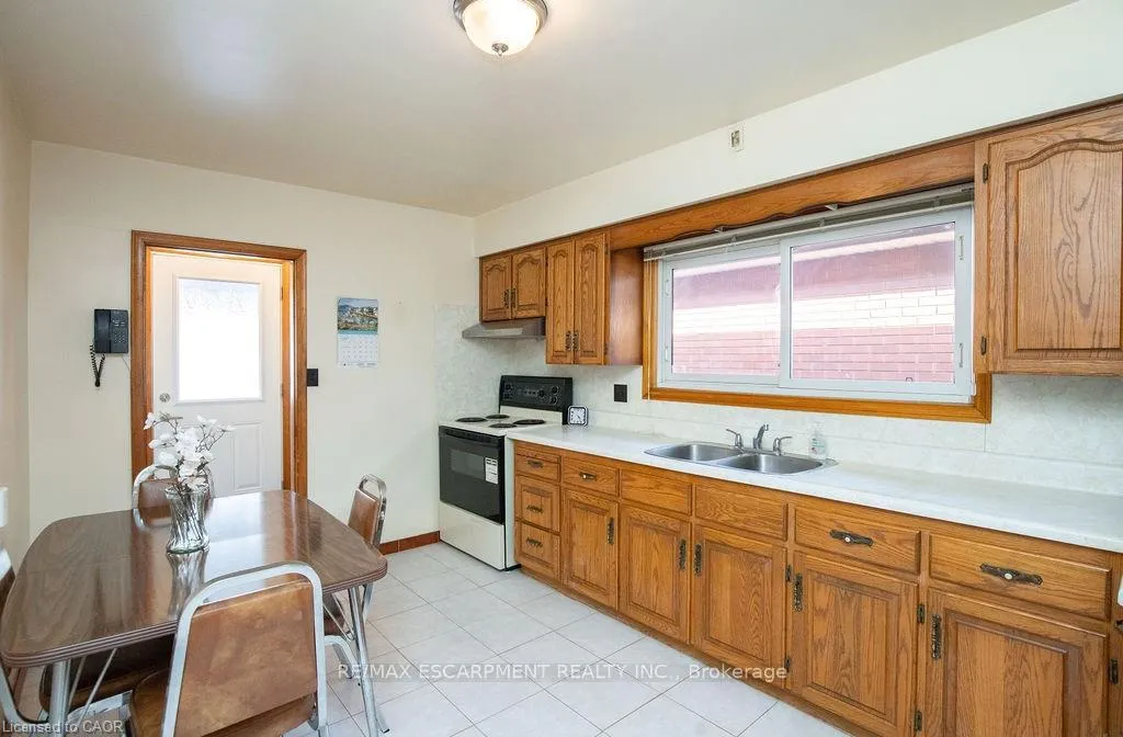 Photo 9 of 313 Barton Street W, Hamilton, Strathcona — HOMEH