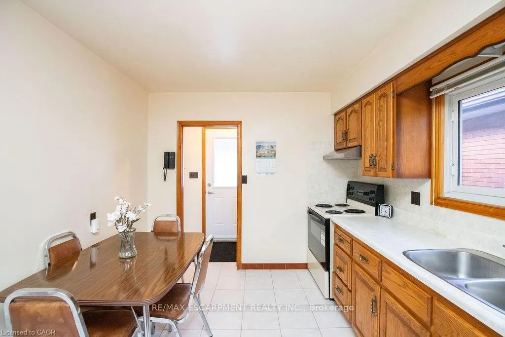 Photo 11 of 313 Barton Street W, Hamilton, Strathcona — HOMEH