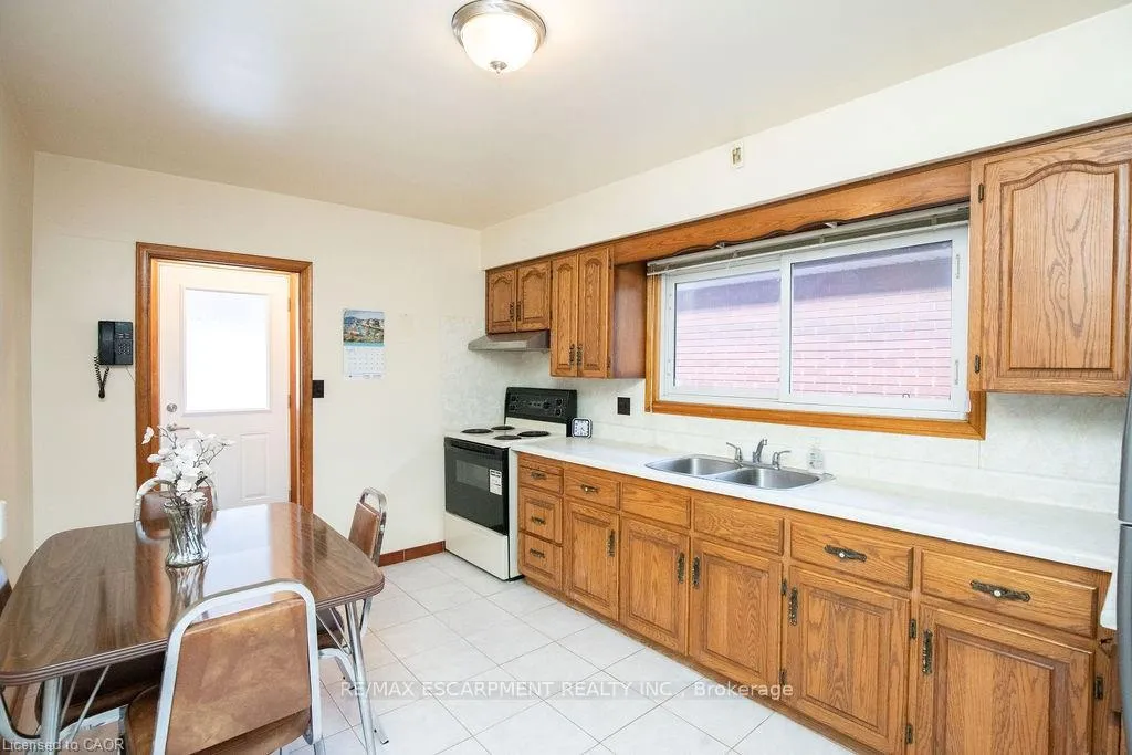 Photo 17 of 313 Barton Street W, Hamilton, Strathcona — HOMEH