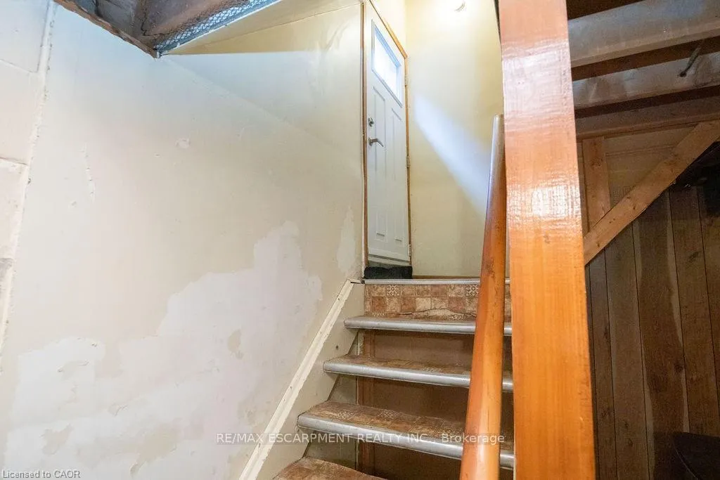 Photo 19 of 313 Barton Street W, Hamilton, Strathcona — HOMEH
