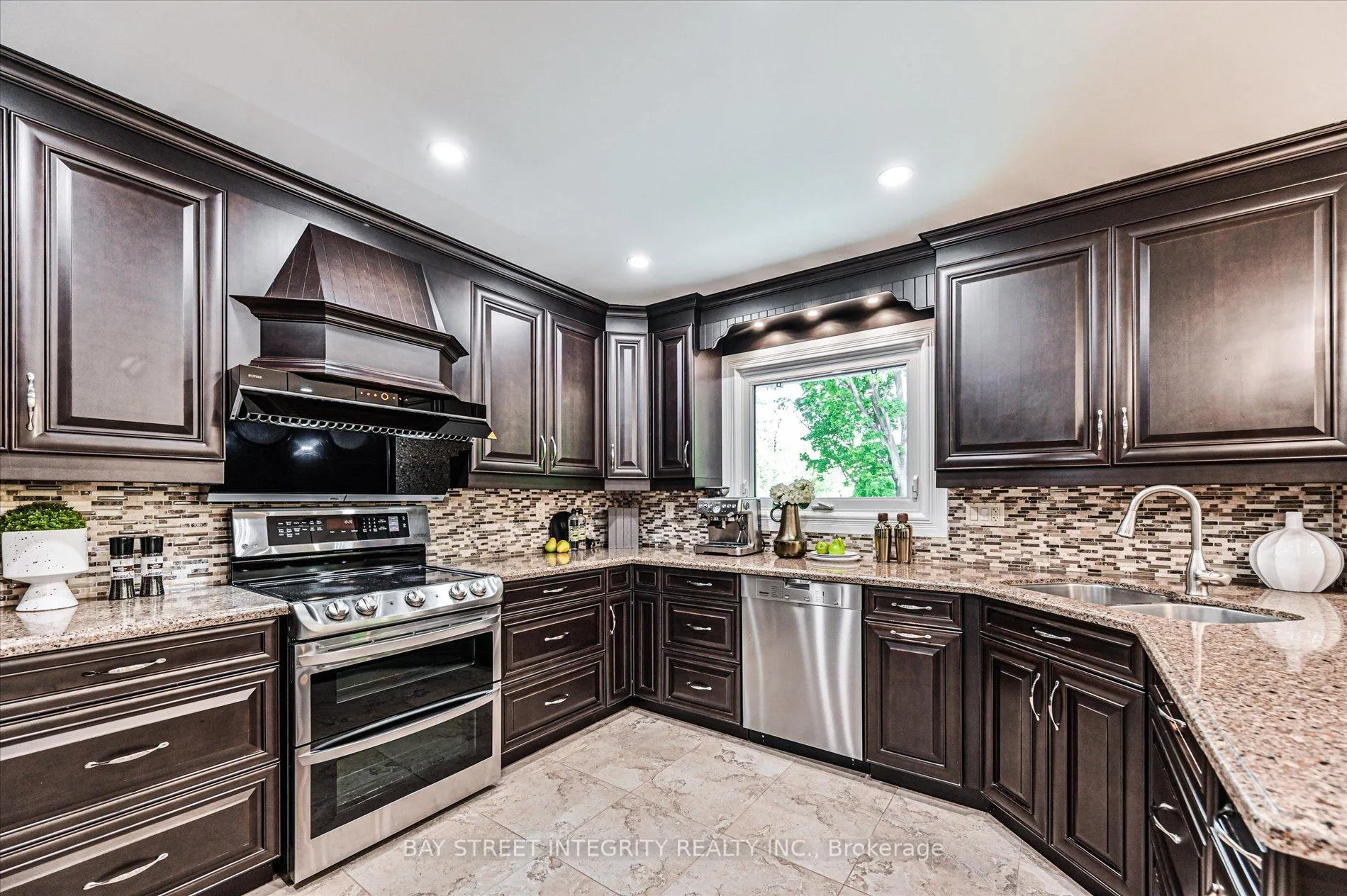Photo 18 of 42 Sycamore Drive, Markham, Aileen-Willowbrook — HOMEH