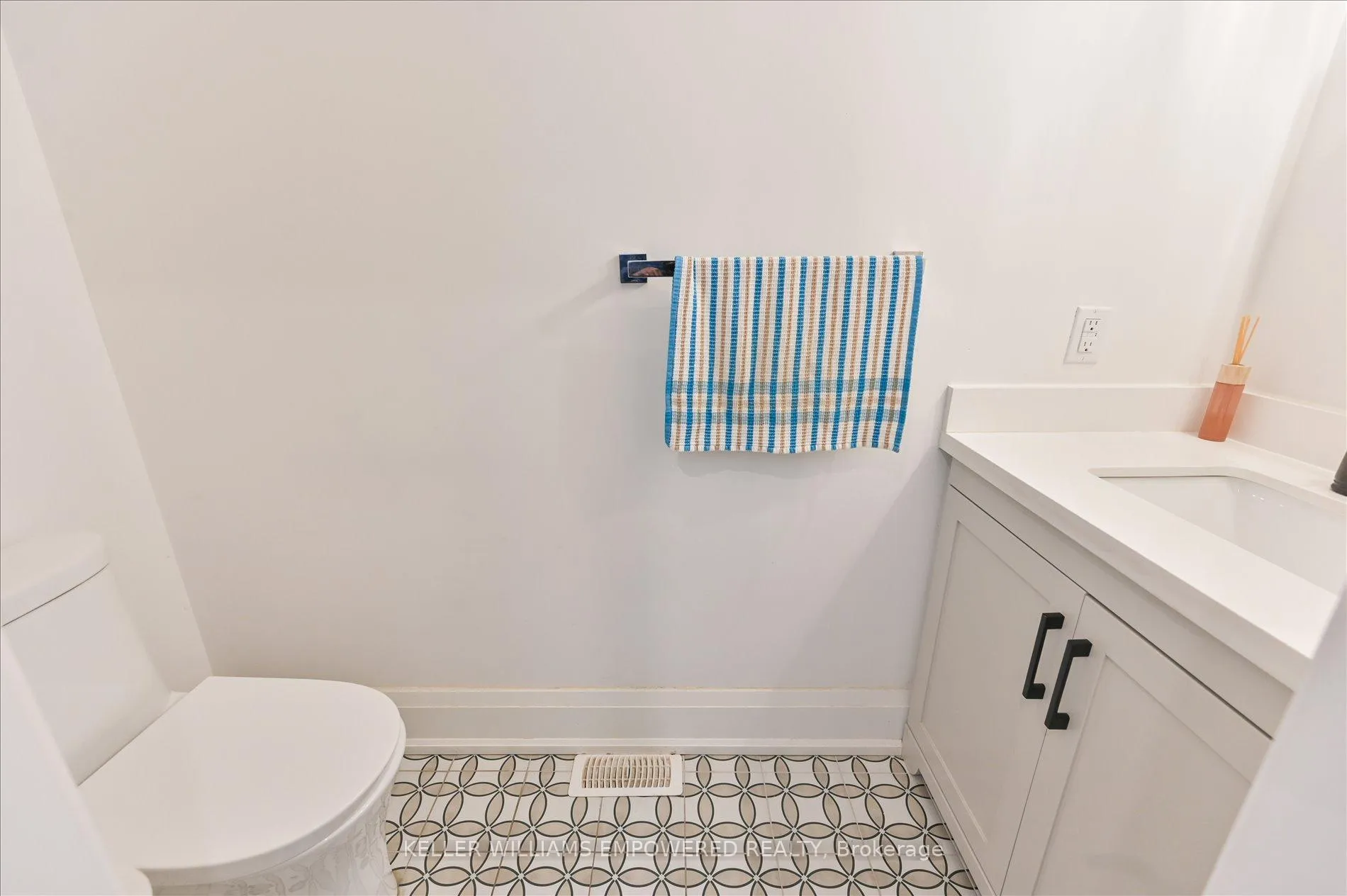 Photo 19 of 43 Wolcott Avenue, Scarborough, Oakridge — HOMEH