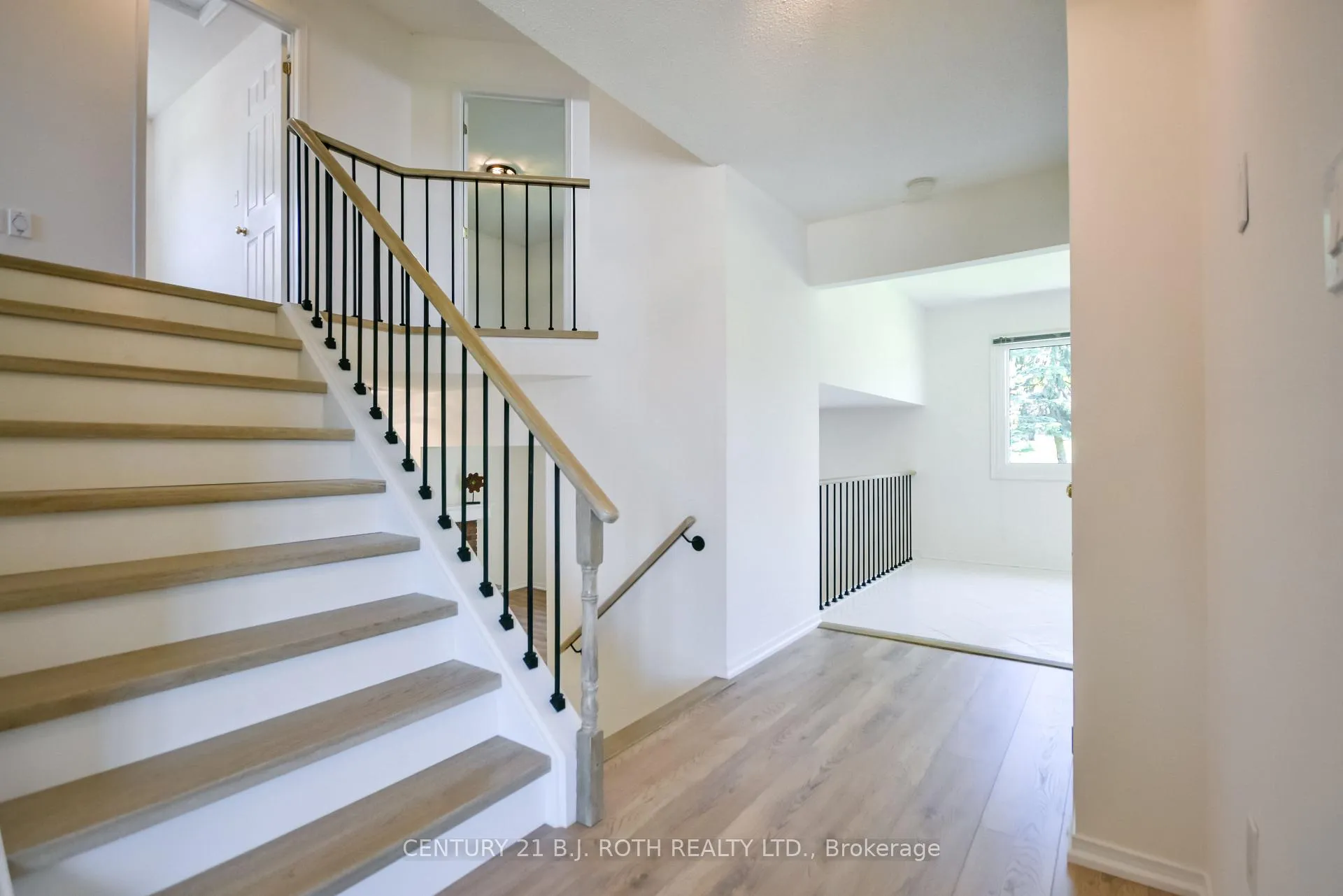 Photo 5 of 103 Herrell Avenue, Barrie, Painswick North — HOMEH