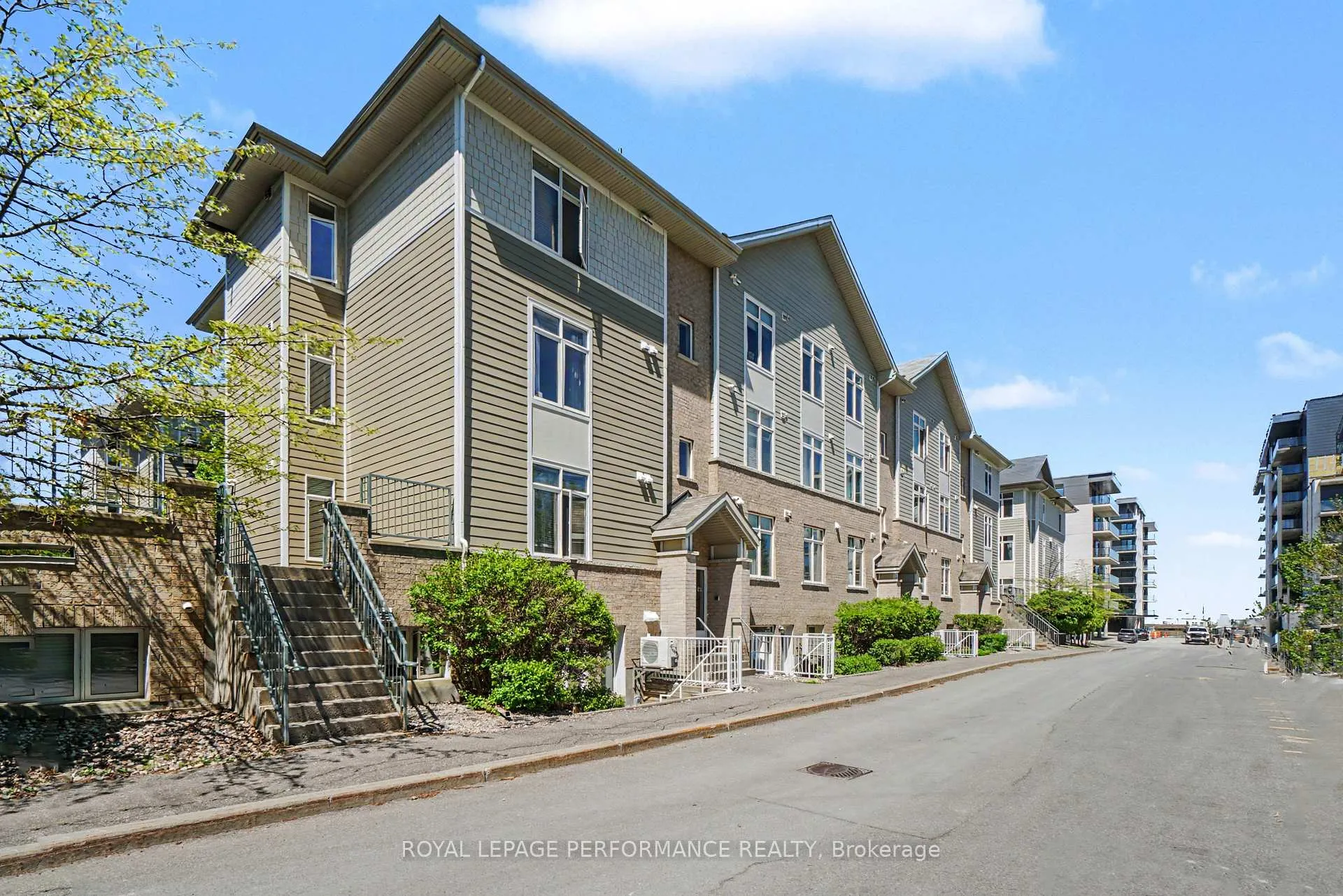Photo 3 of Unit D, 326 Everest Private, Ottawa, Elmvale Acres — HOMEH