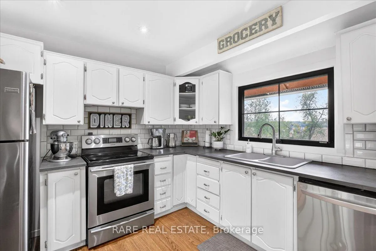 Photo 16 of 31 Creemore Avenue, Clearview, Rural Clearview — HOMEH