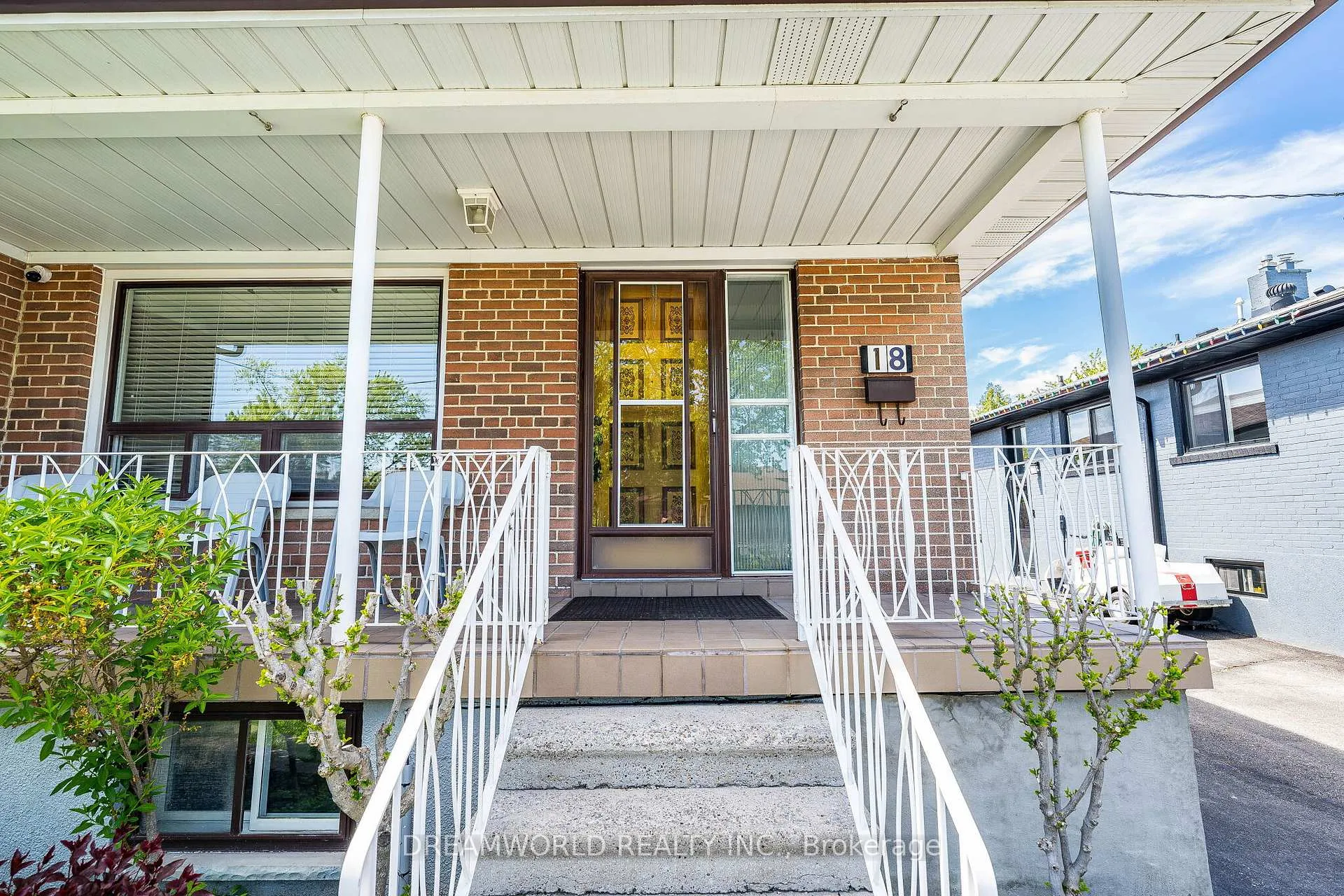 Photo 4 of 18 Hucknall Road, North York, York University Heights — HOMEH