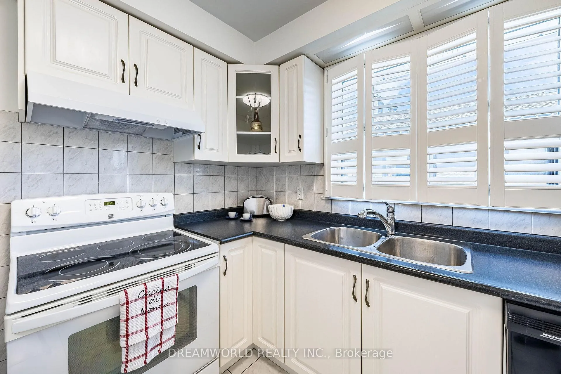 Photo 17 of 18 Hucknall Road, North York, York University Heights — HOMEH