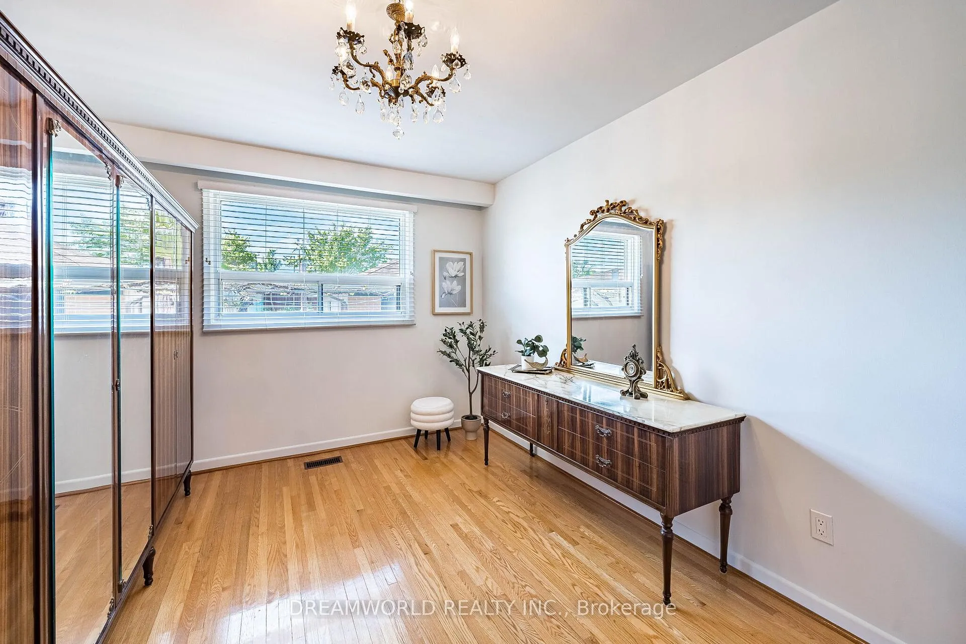 Photo 24 of 18 Hucknall Road, North York, York University Heights — HOMEH