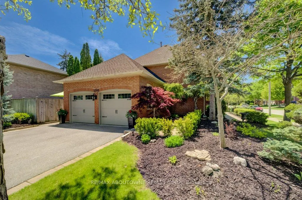 Photo 2 of 1300 Old Bridle Path, Oakville, Glen Abbey — HOMEH