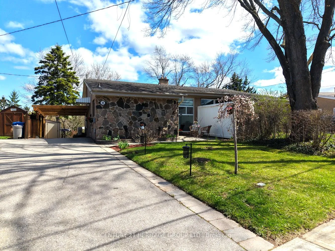 Photo 1 of 35 Jasper Drive, Aurora, Aurora Heights — HOMEH