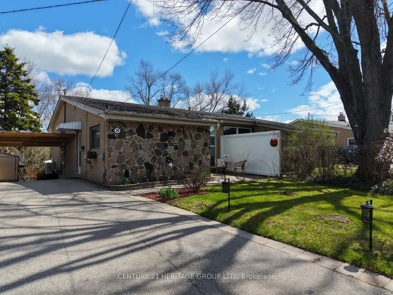 Photo 2 of 35 Jasper Drive, Aurora, Aurora Heights — HOMEH