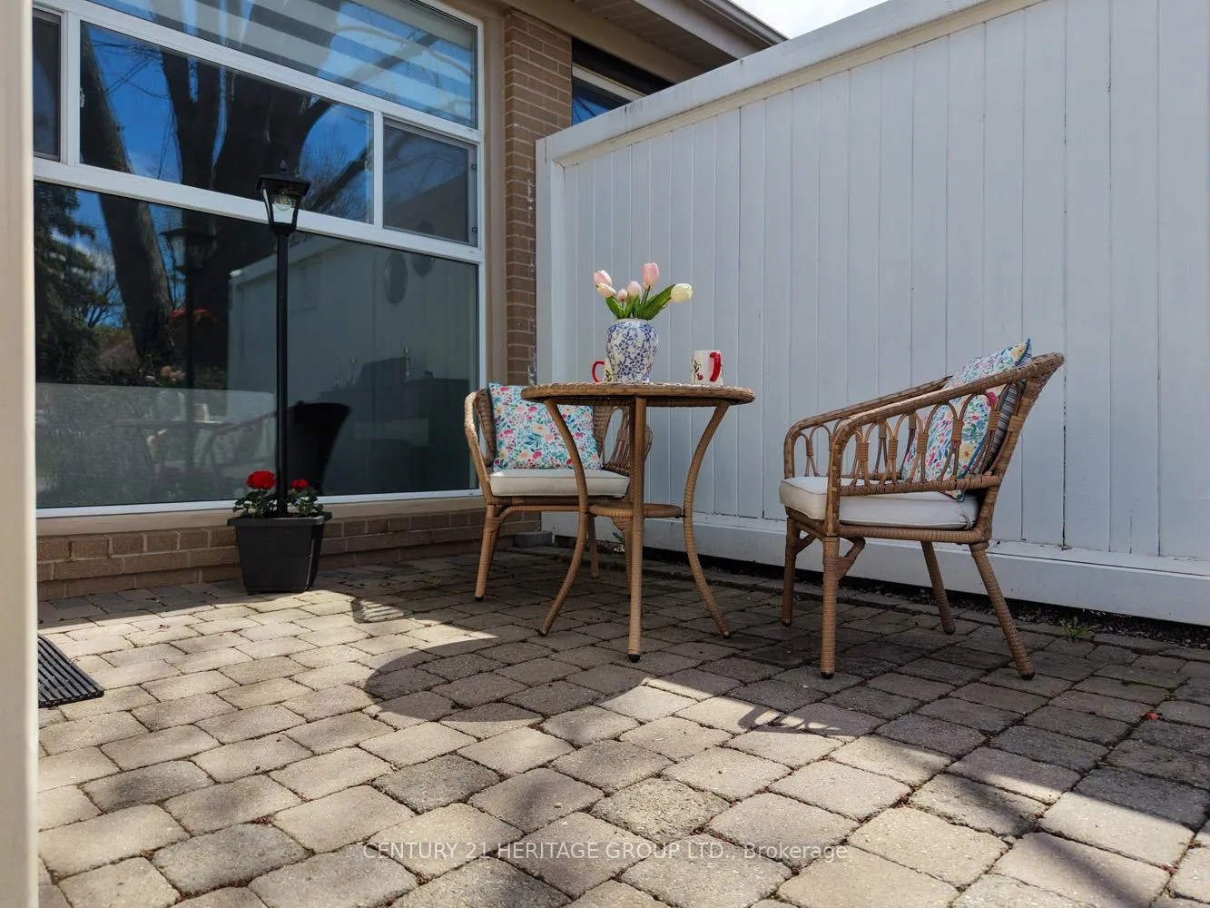 Photo 3 of 35 Jasper Drive, Aurora, Aurora Heights — HOMEH