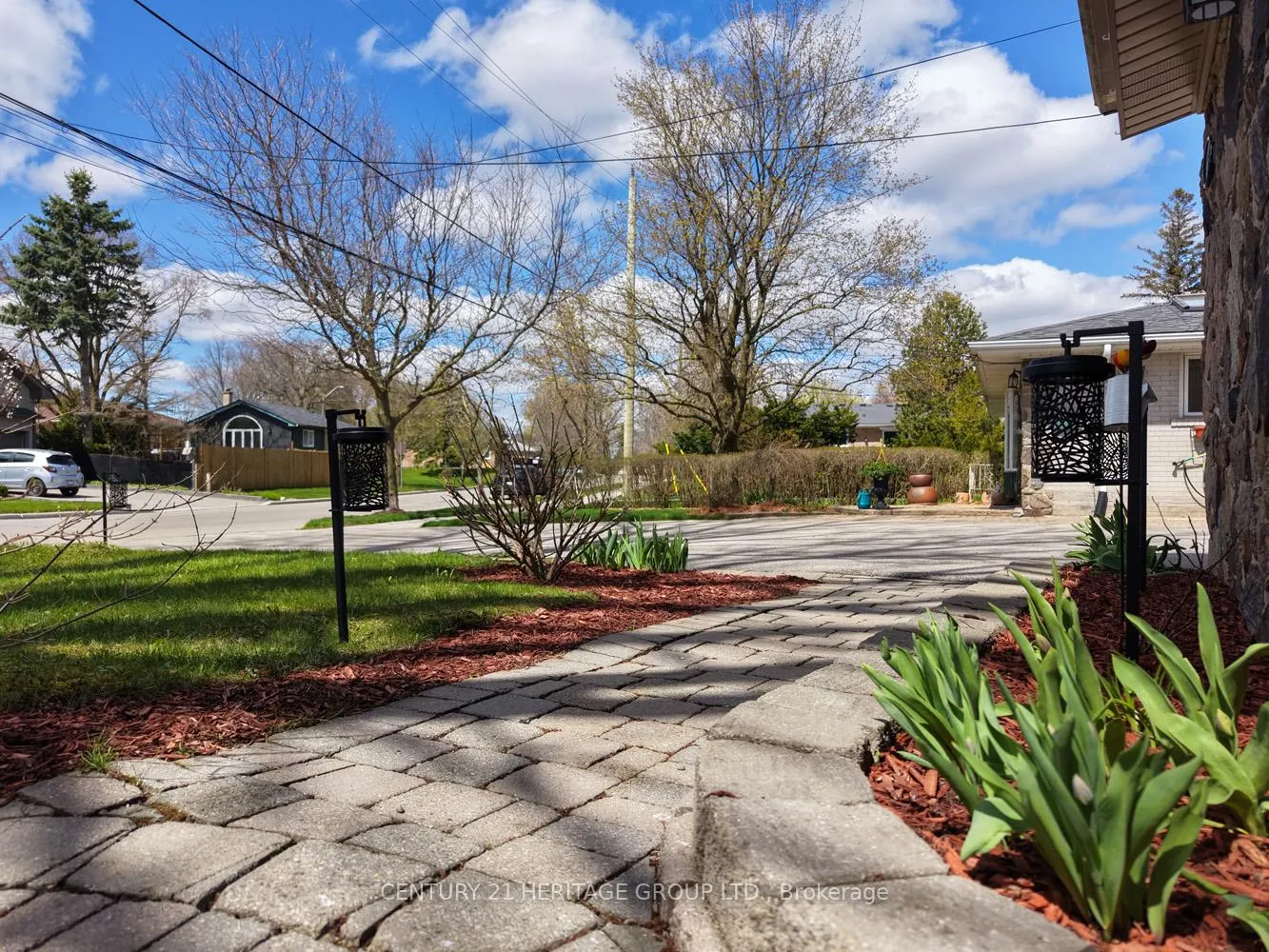 Photo 4 of 35 Jasper Drive, Aurora, Aurora Heights — HOMEH