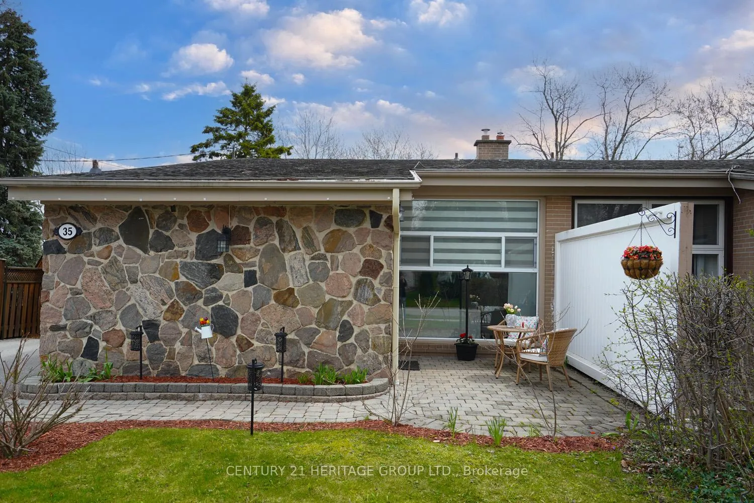 Photo 5 of 35 Jasper Drive, Aurora, Aurora Heights — HOMEH
