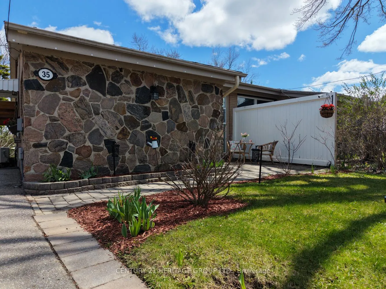 Photo 6 of 35 Jasper Drive, Aurora, Aurora Heights — HOMEH
