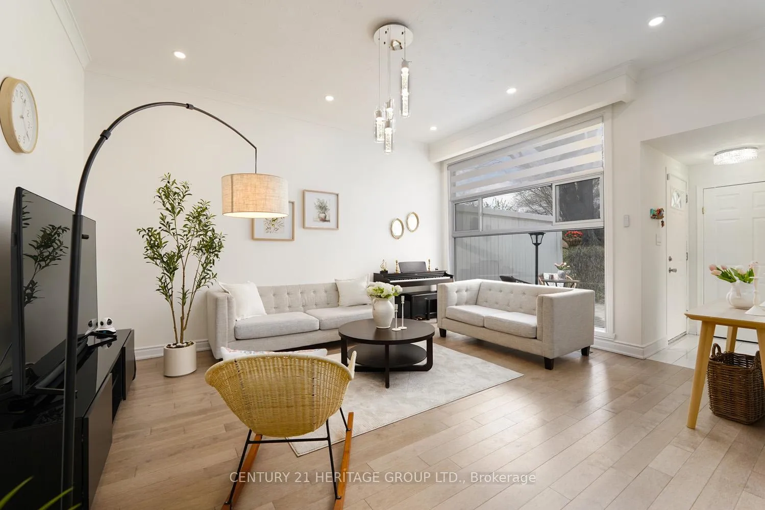 Photo 9 of 35 Jasper Drive, Aurora, Aurora Heights — HOMEH