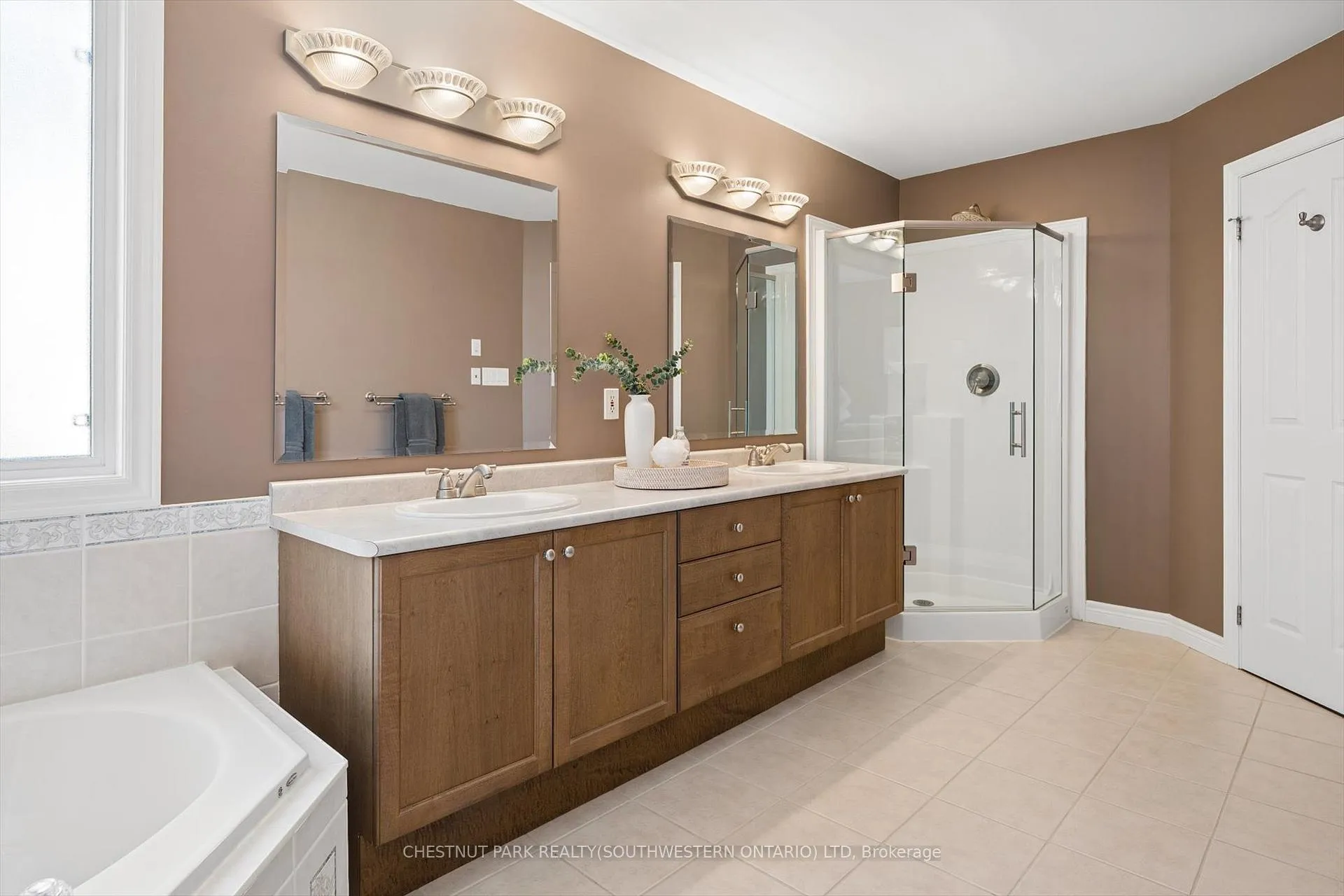 Photo 29 of 697 Breakwater Crescent, Waterloo — HOMEH