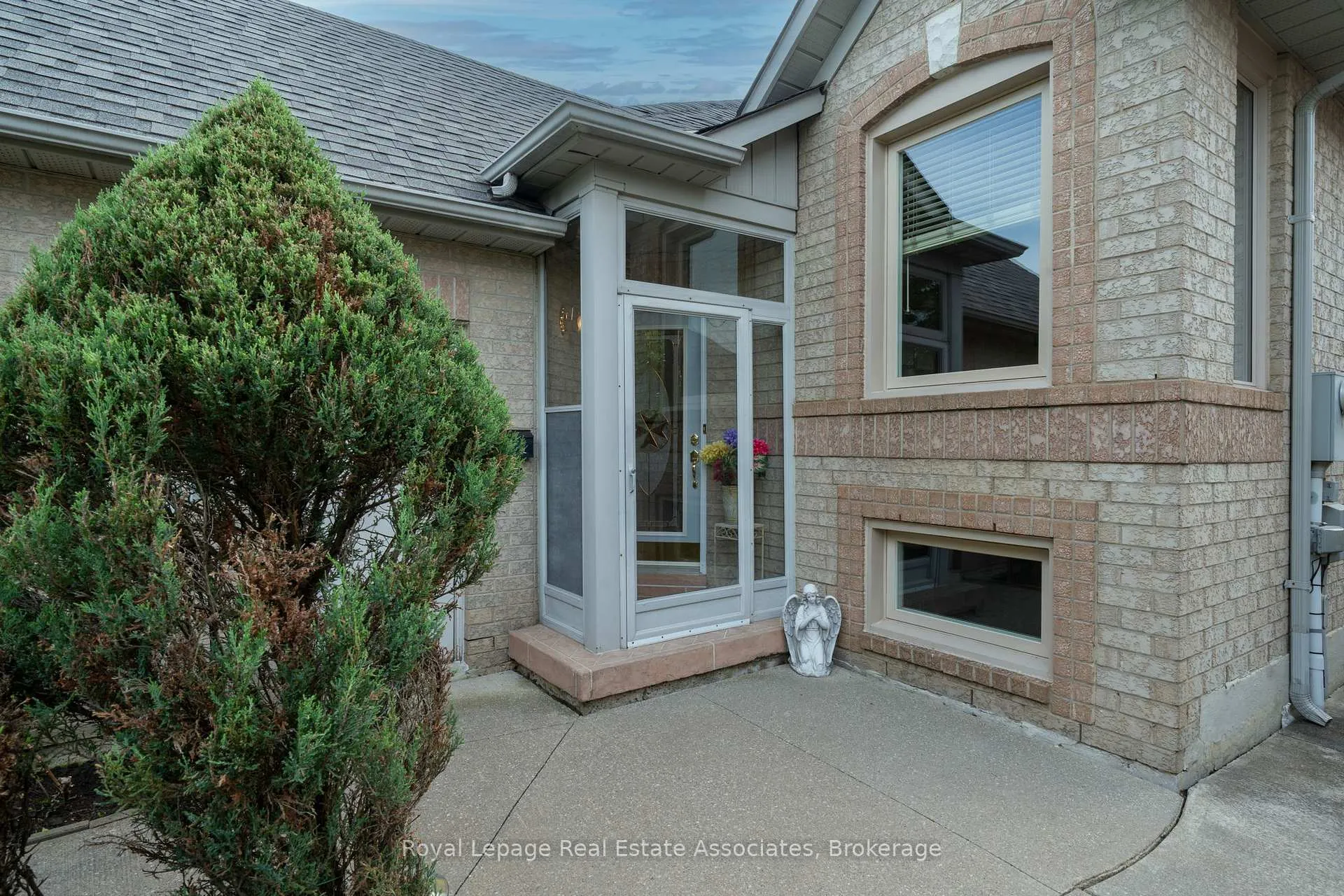 Photo 4 of 52 Royal Orchard Drive, Brampton, Brampton West — HOMEH