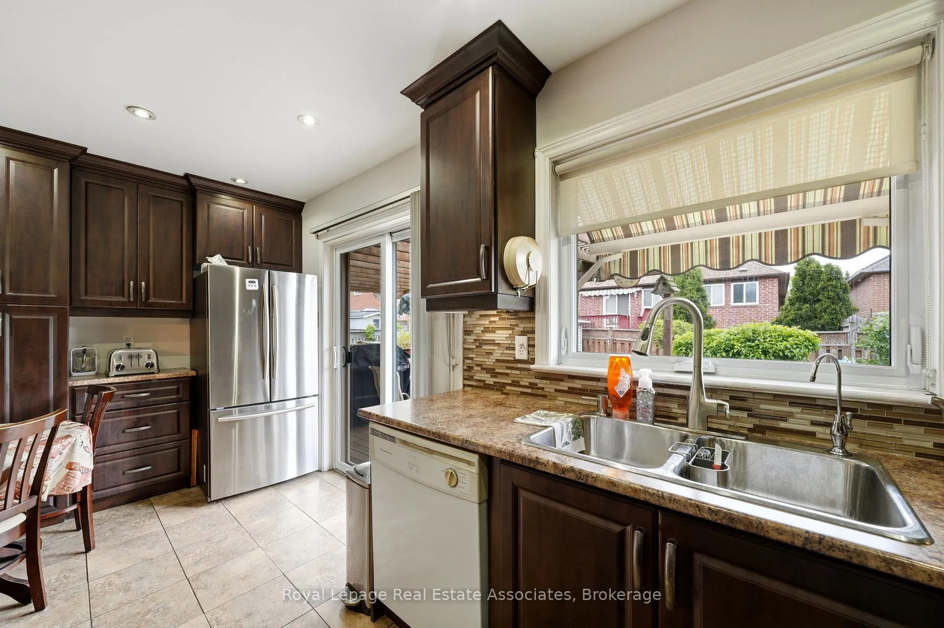 Photo 12 of 52 Royal Orchard Drive, Brampton, Brampton West — HOMEH