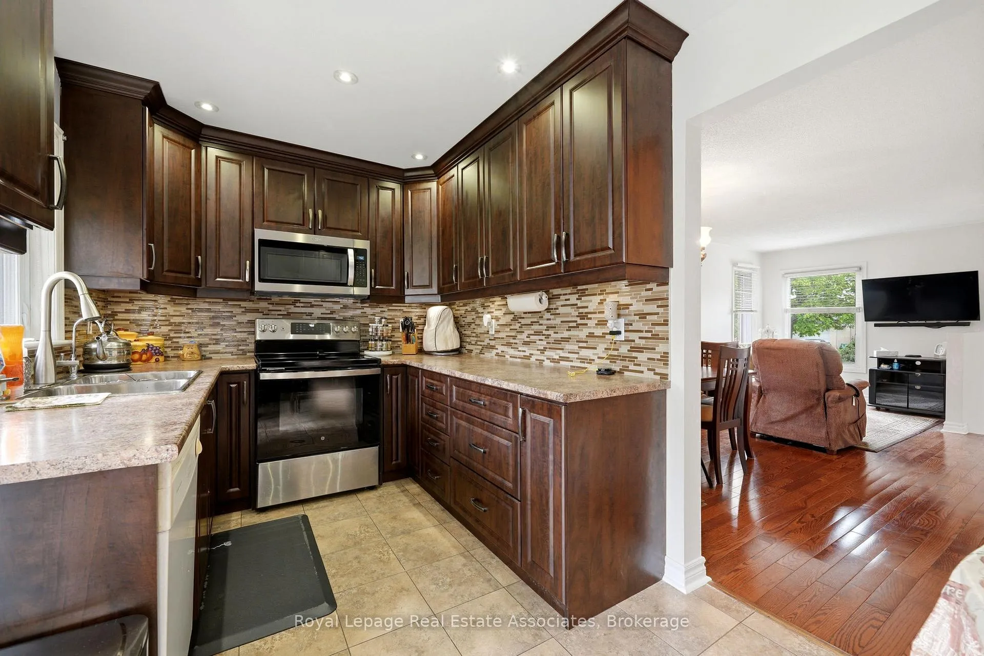Photo 13 of 52 Royal Orchard Drive, Brampton, Brampton West — HOMEH