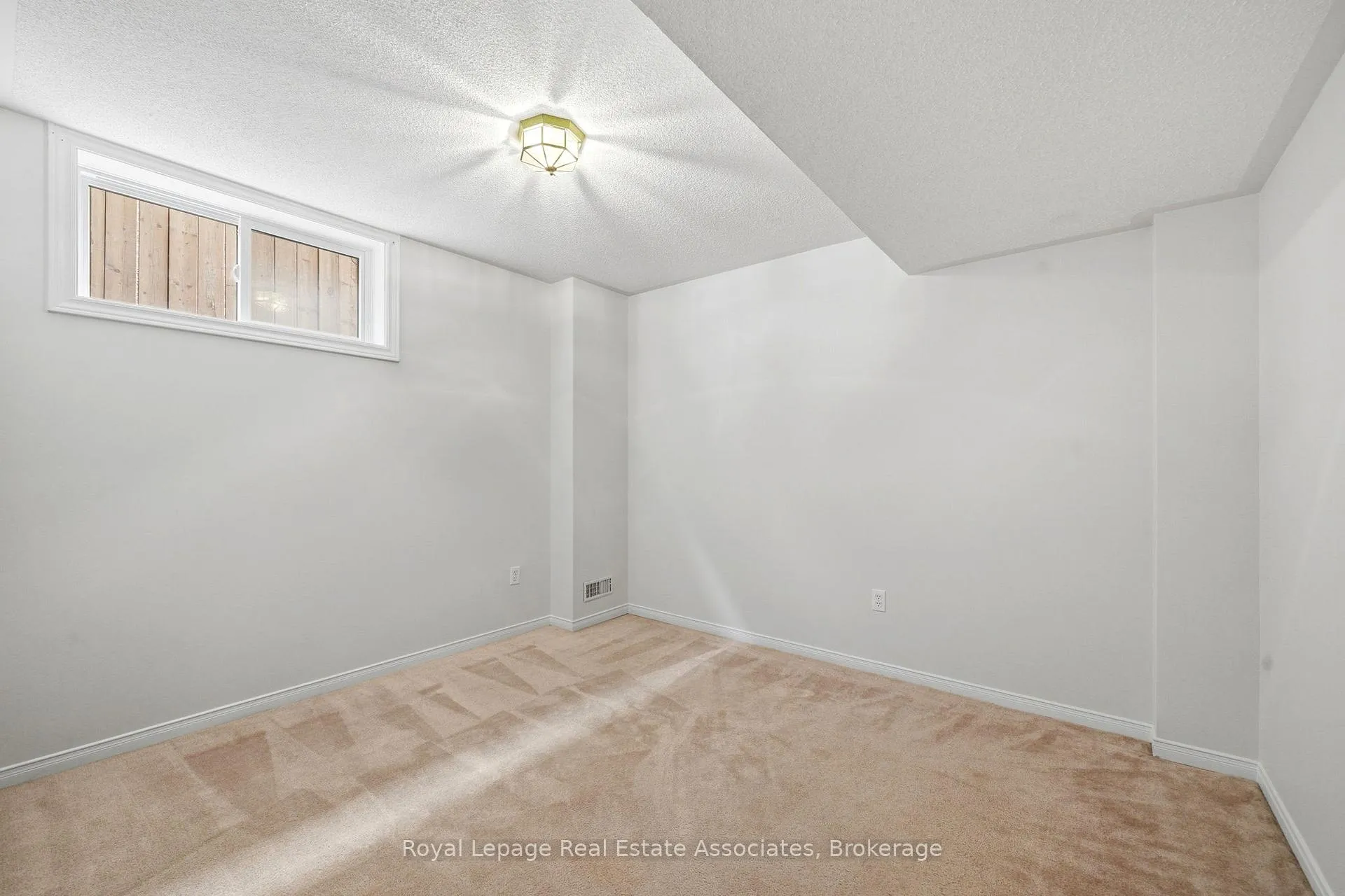 Photo 20 of 52 Royal Orchard Drive, Brampton, Brampton West — HOMEH