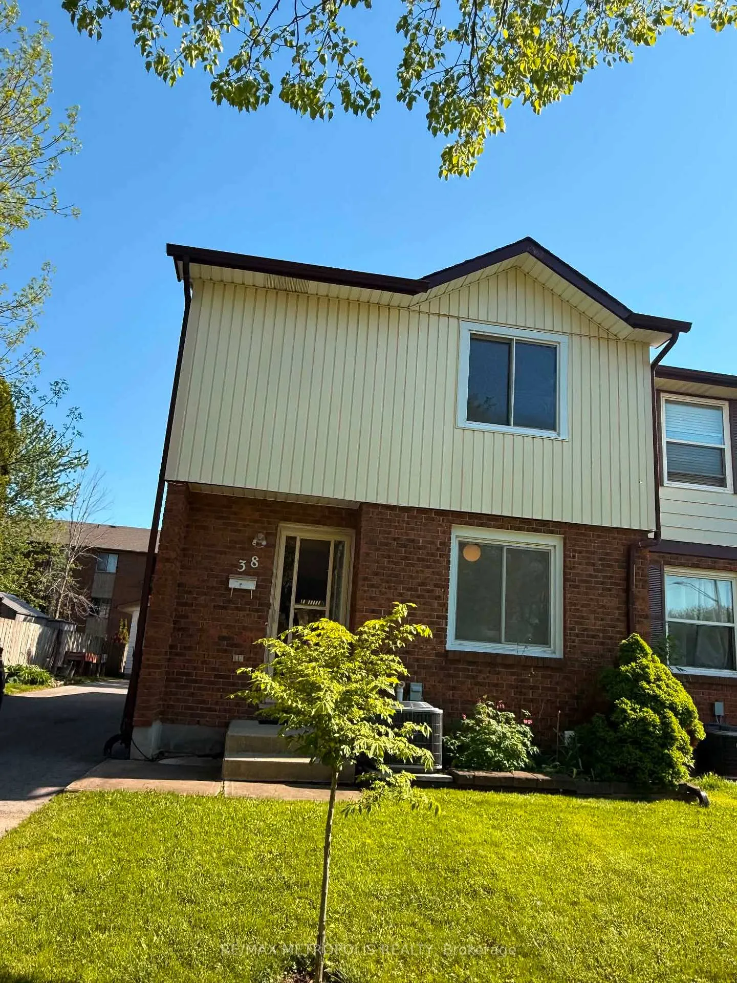 Photo 2 of 38 Dougherty Crescent, Welland, N. Welland — HOMEH