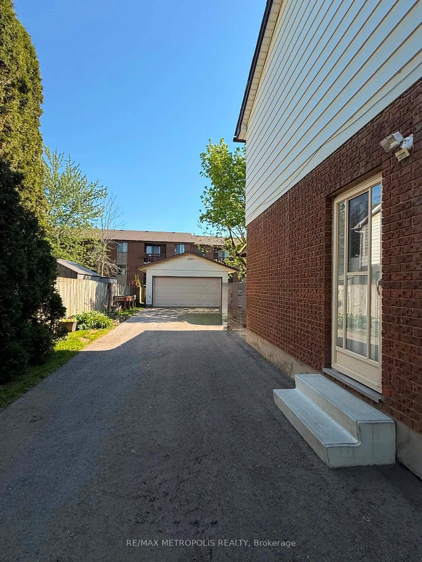 Photo 3 of 38 Dougherty Crescent, Welland, N. Welland — HOMEH