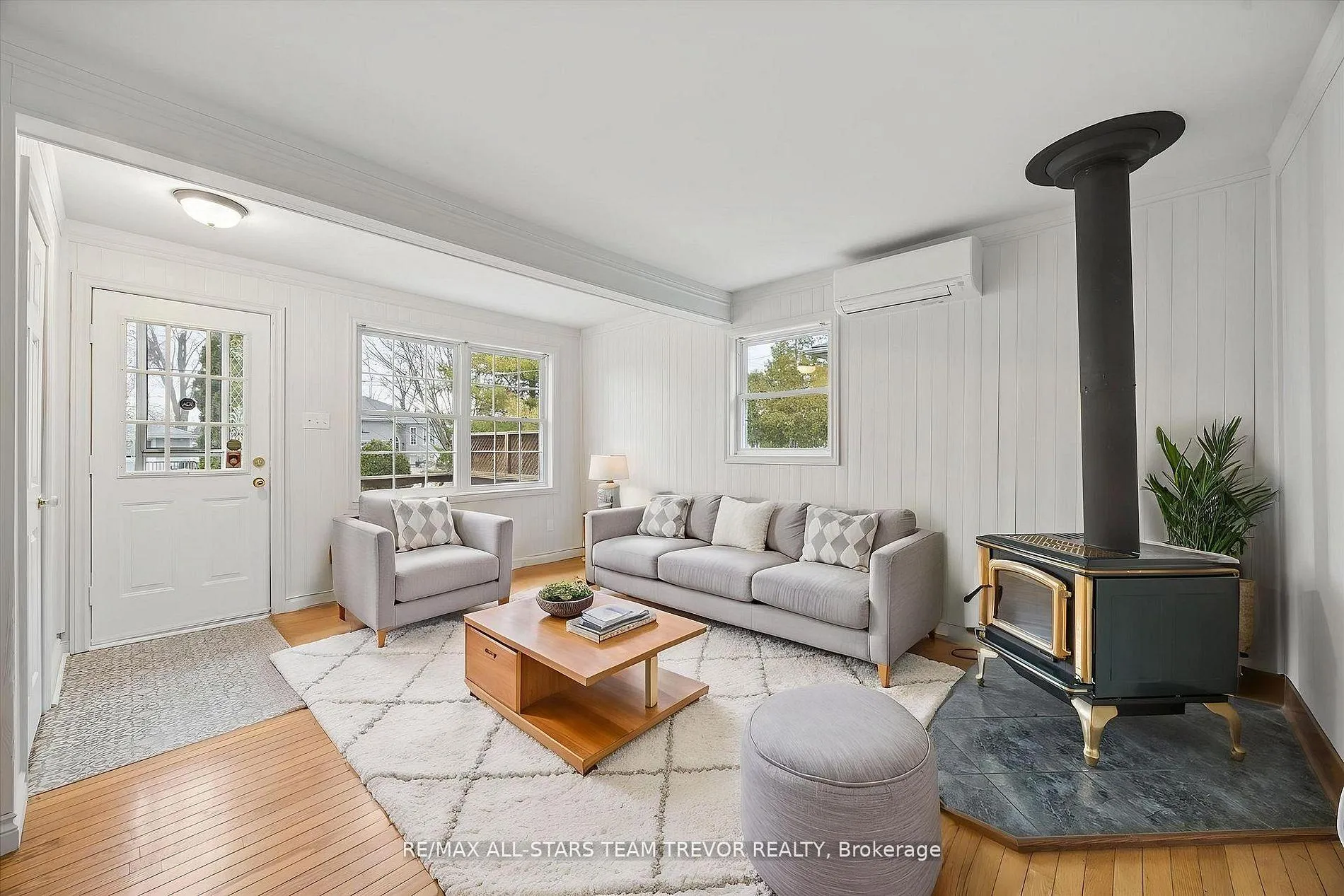 Photo 2 of 1007 Barton Avenue, Georgina, Historic Lakeshore Communities — HOMEH