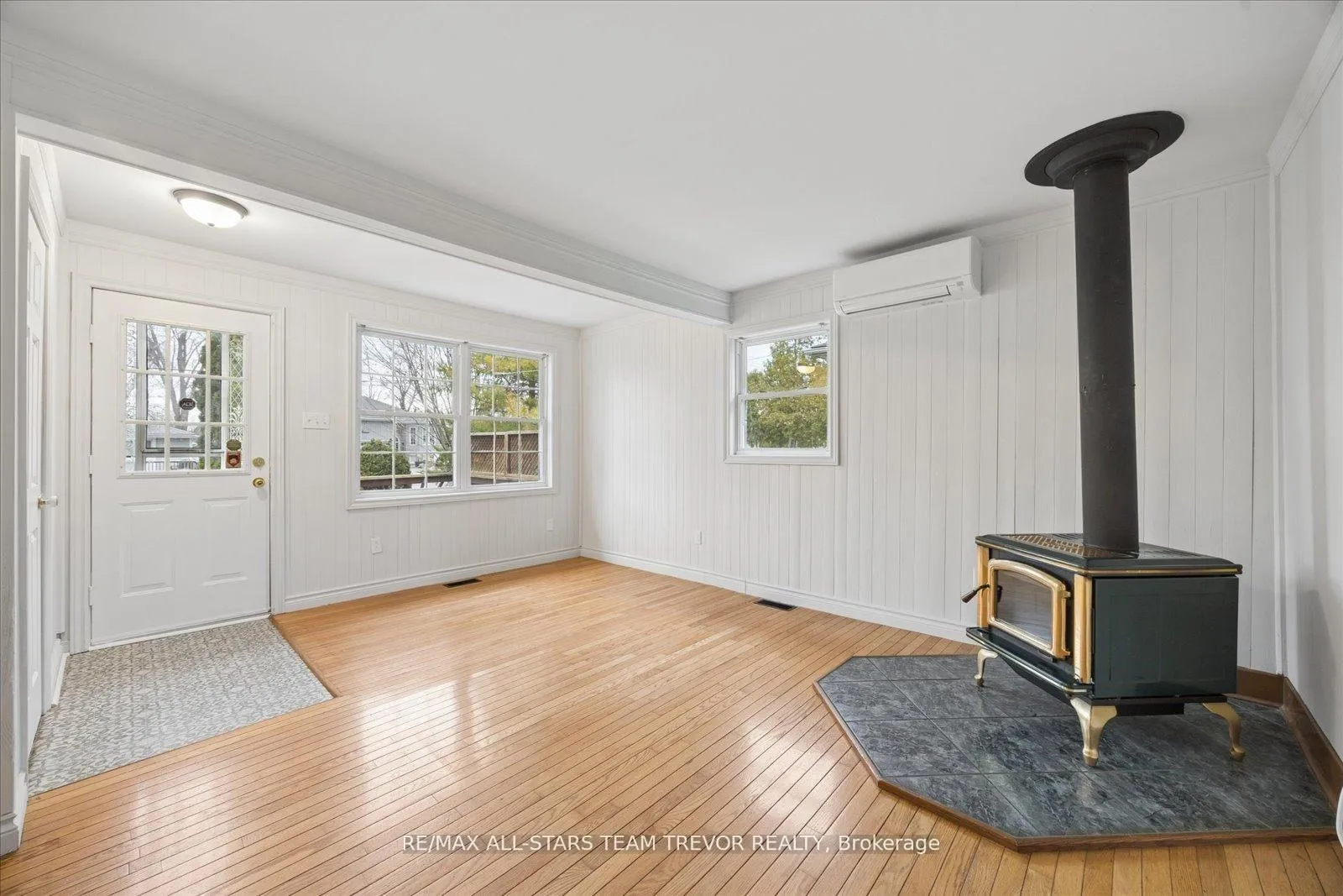 Photo 3 of 1007 Barton Avenue, Georgina, Historic Lakeshore Communities — HOMEH