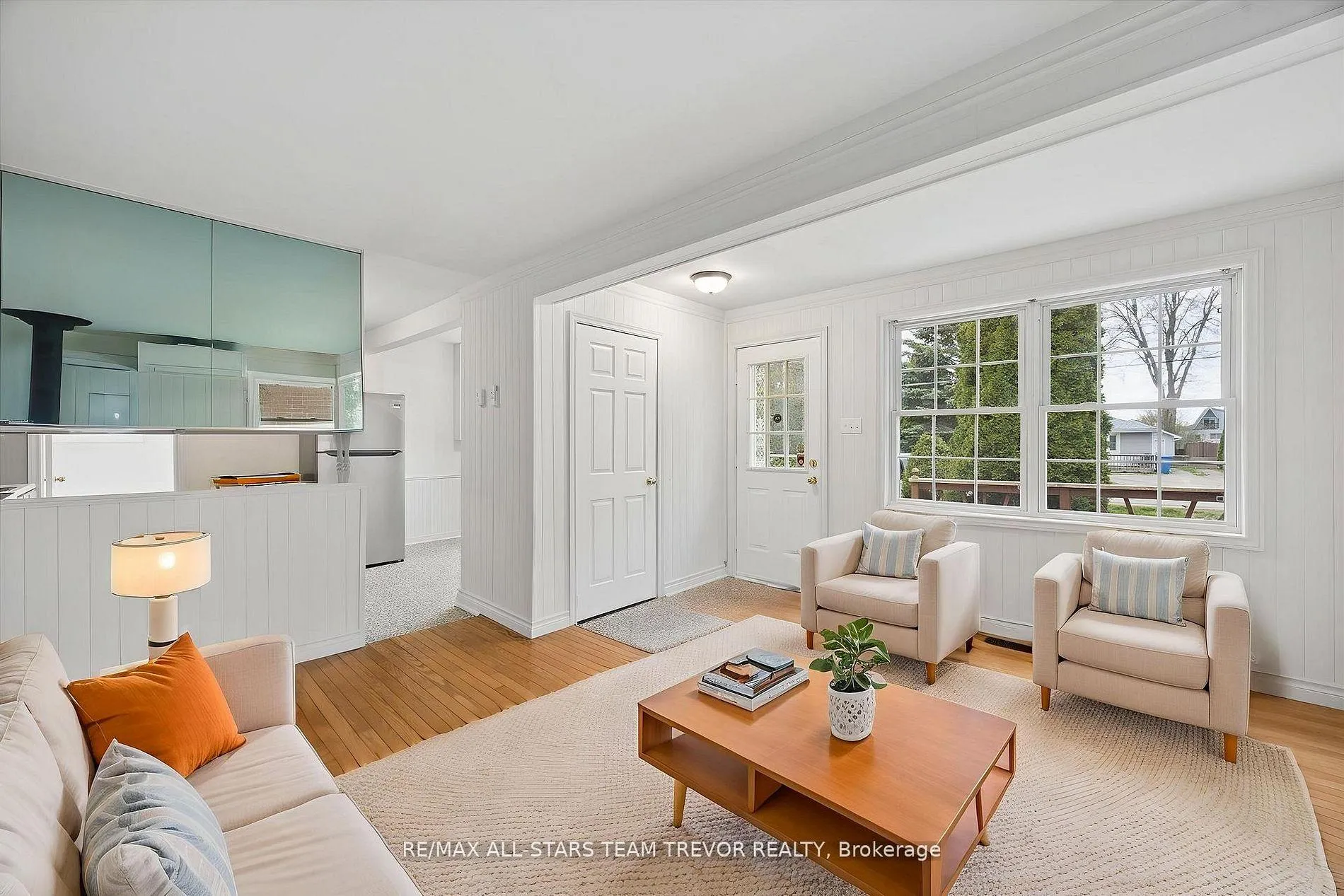 Photo 4 of 1007 Barton Avenue, Georgina, Historic Lakeshore Communities — HOMEH