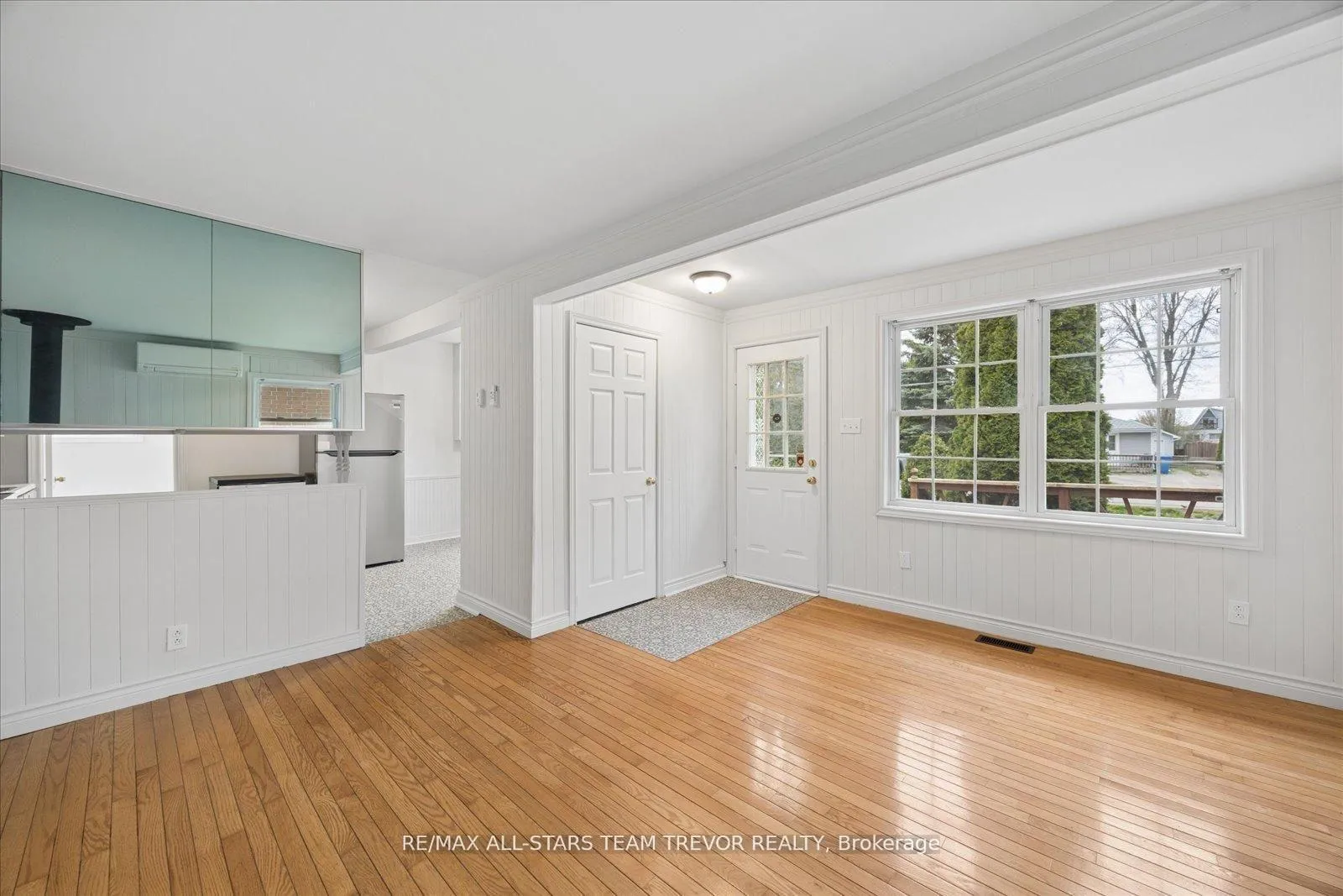 Photo 5 of 1007 Barton Avenue, Georgina, Historic Lakeshore Communities — HOMEH