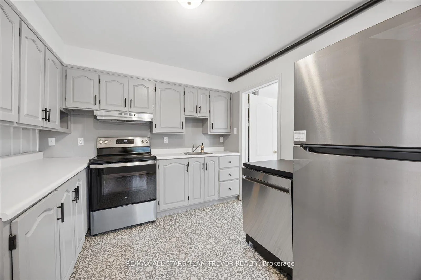 Photo 6 of 1007 Barton Avenue, Georgina, Historic Lakeshore Communities — HOMEH