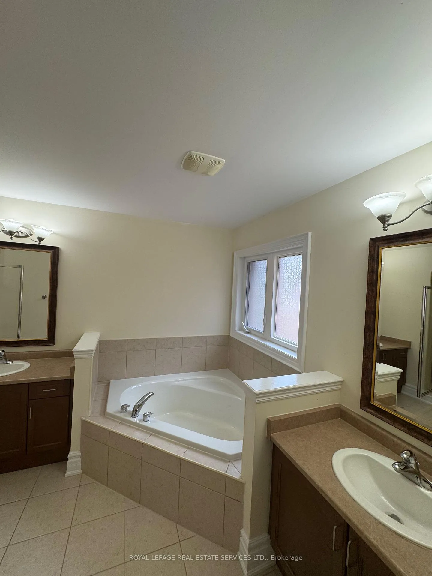 Photo 22 of 261 Nautical Boulevard, Oakville, Bronte — HOMEH