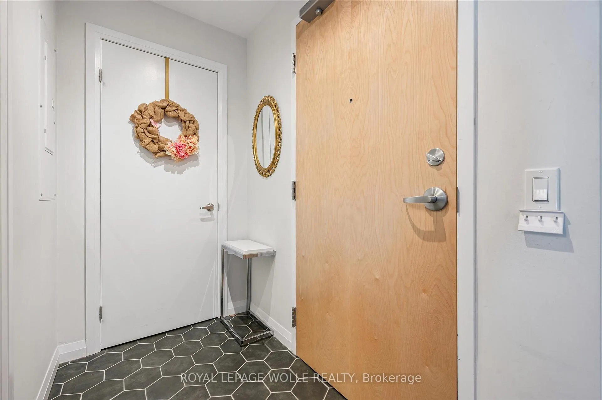 Photo 3 of Unit 1407, 60 Charles Street W, Kitchener — HOMEH