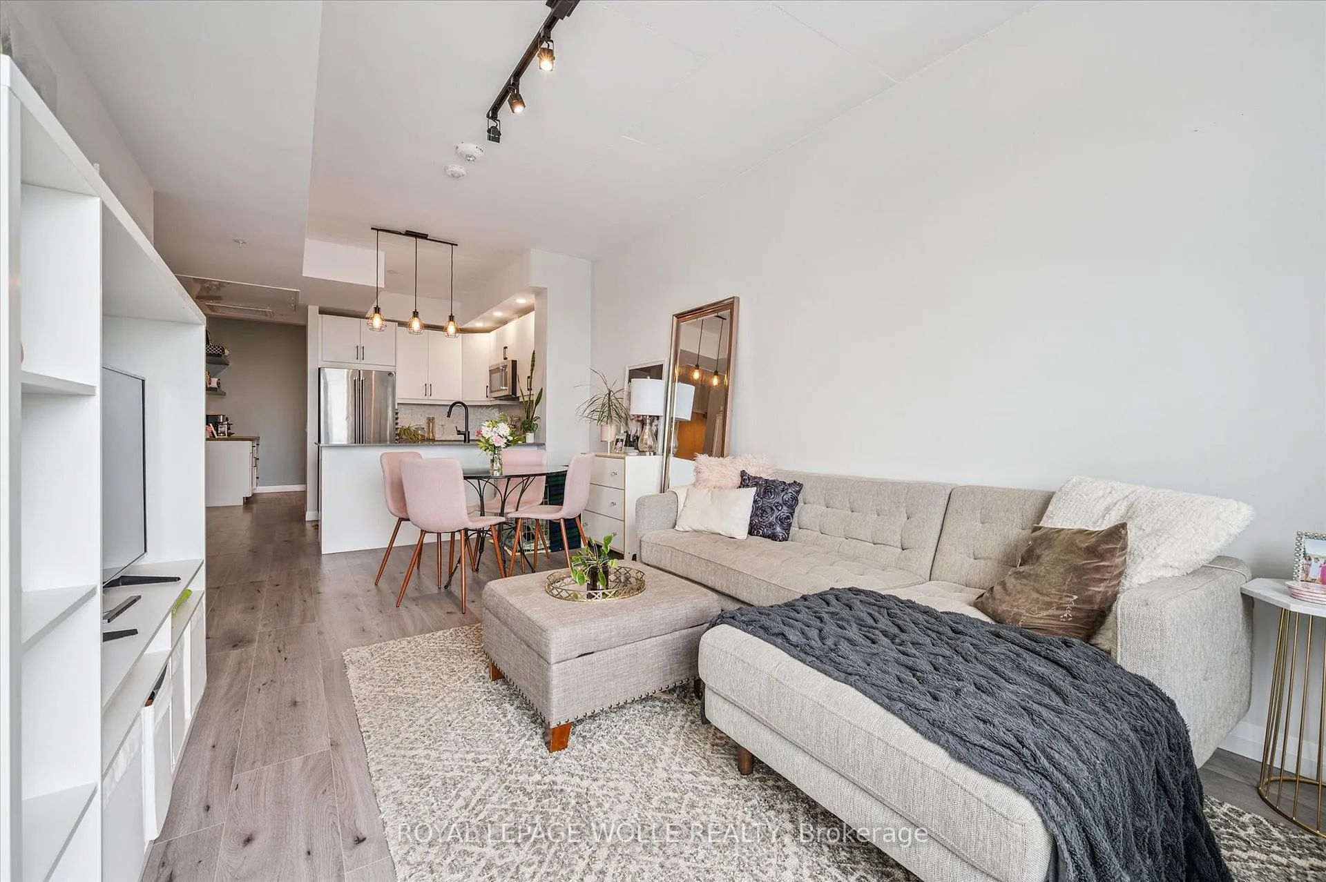Photo 8 of Unit 1407, 60 Charles Street W, Kitchener — HOMEH