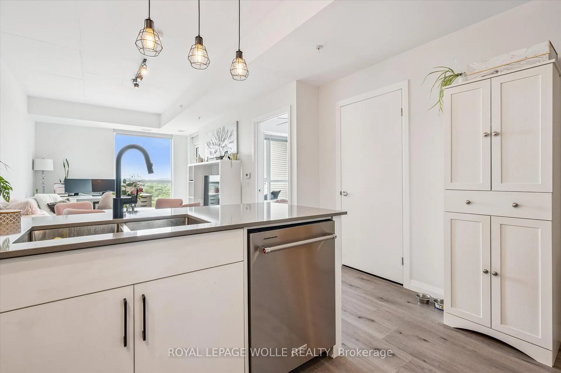 Photo 13 of Unit 1407, 60 Charles Street W, Kitchener — HOMEH