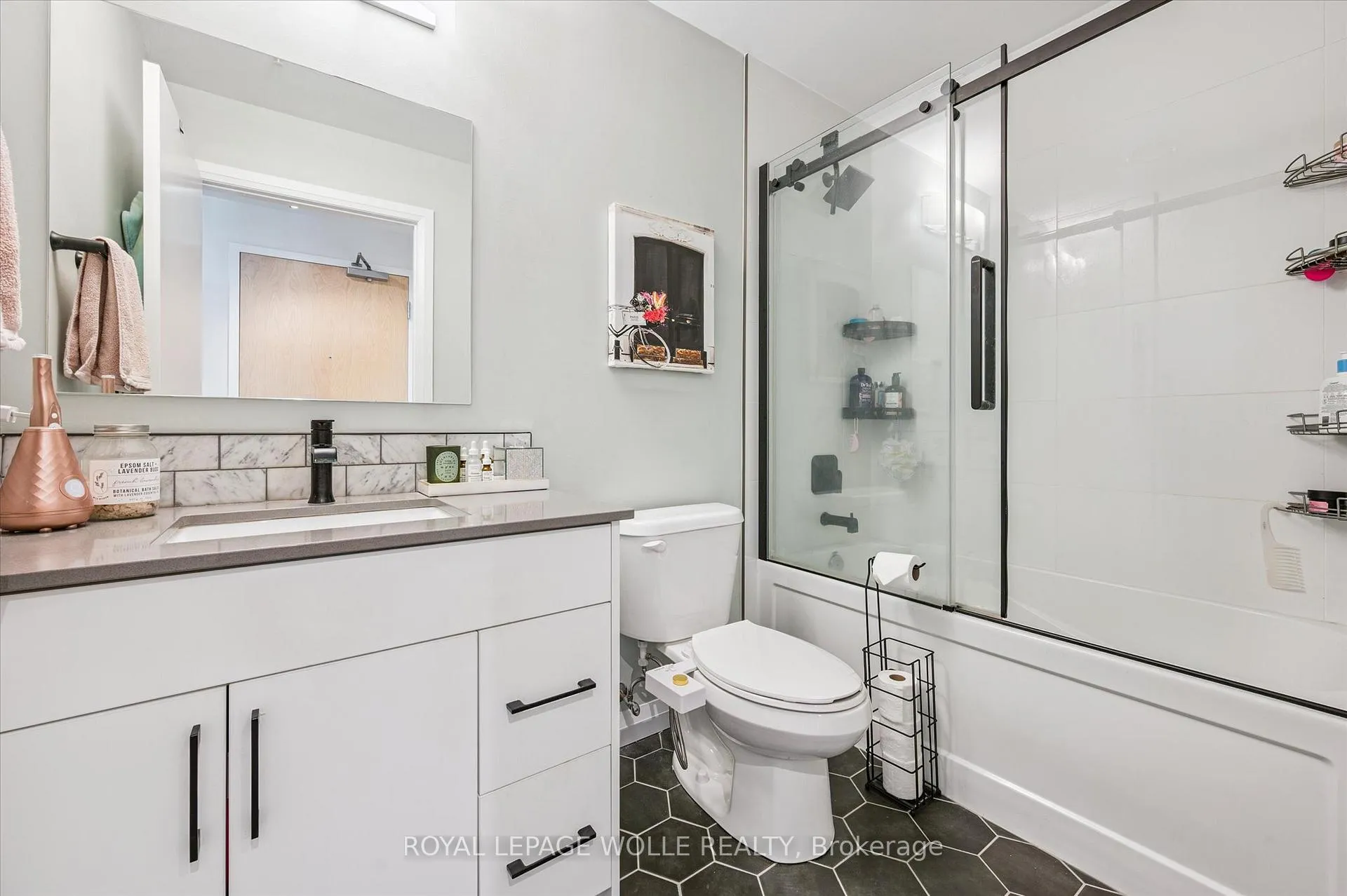 Photo 17 of Unit 1407, 60 Charles Street W, Kitchener — HOMEH
