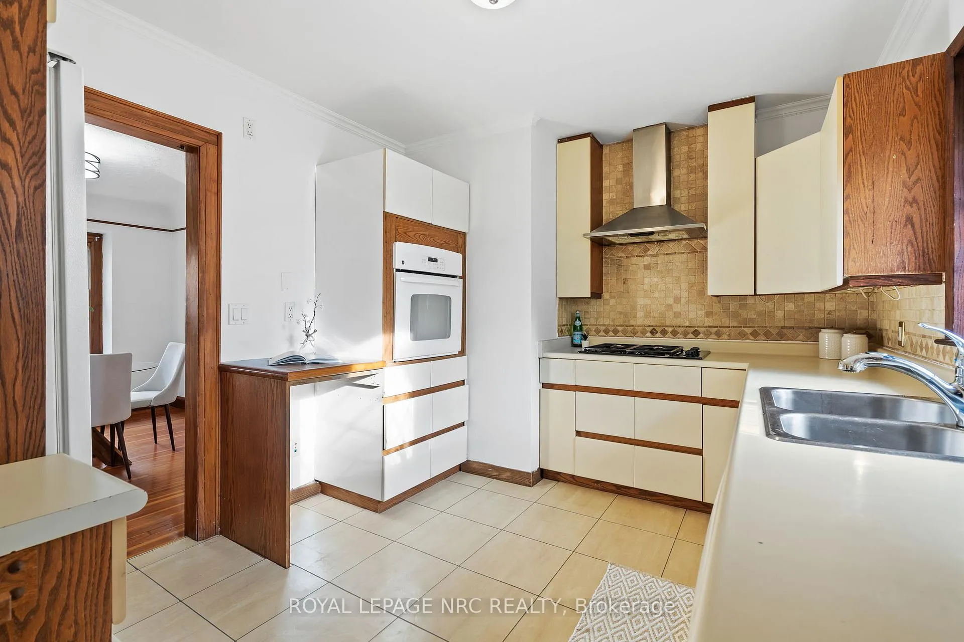 Photo 16 of 3 Gardiner Place, St. Catharines, Downtown — HOMEH